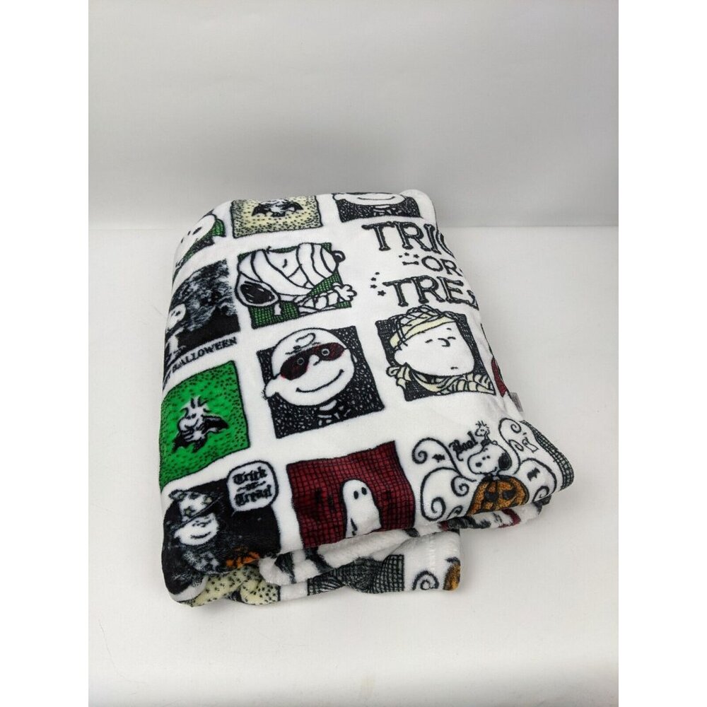 Peanuts Berkshire Halloween Throw Blanket Trick or treat Fleece Soft 55x75